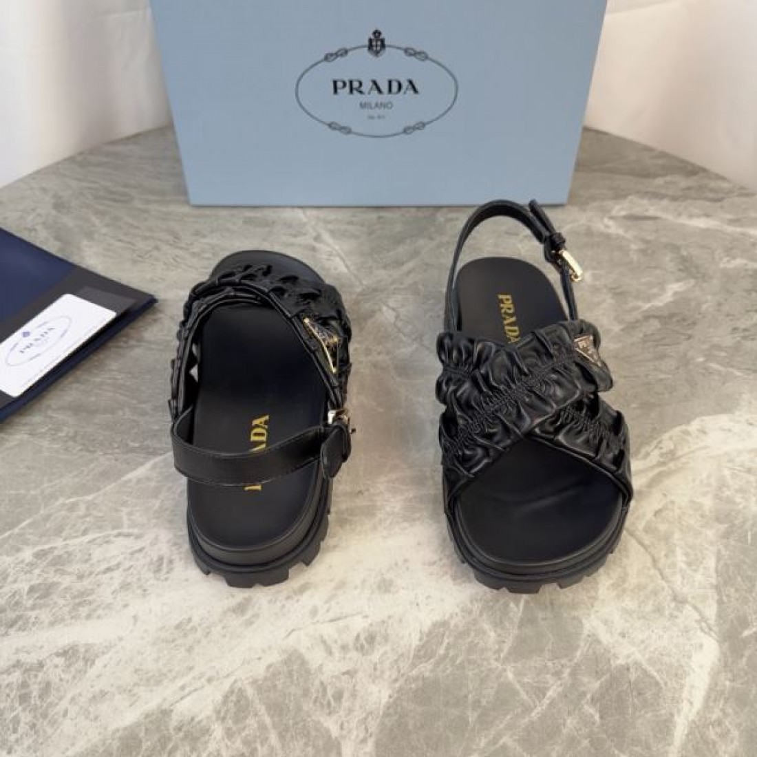 レザータッチ 快適フィット ラグジュアリー仕様 PRADA プラダ コピー ボリュームストラップシューズ