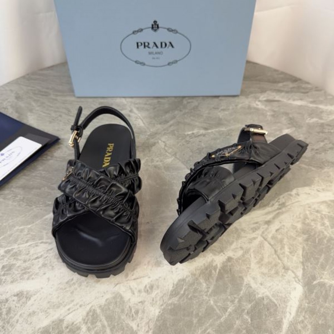 レザータッチ 快適フィット ラグジュアリー仕様 PRADA プラダ コピー ボリュームストラップシューズ