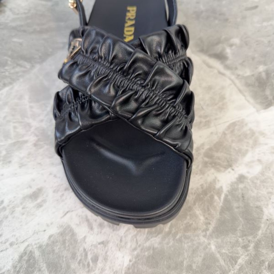 レザータッチ 快適フィット ラグジュアリー仕様 PRADA プラダ コピー ボリュームストラップシューズ