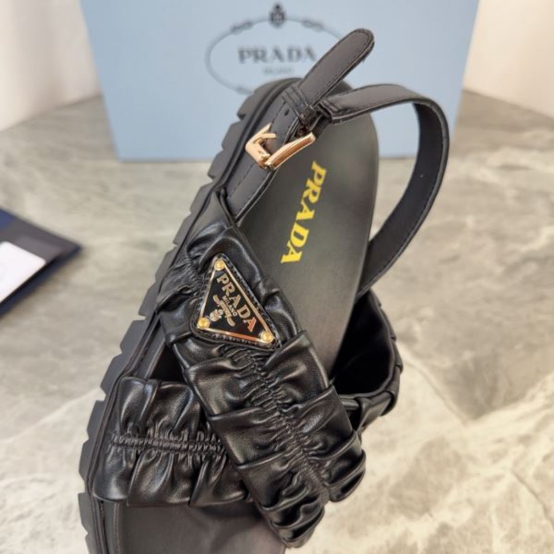 レザータッチ 快適フィット ラグジュアリー仕様 PRADA プラダ コピー ボリュームストラップシューズ
