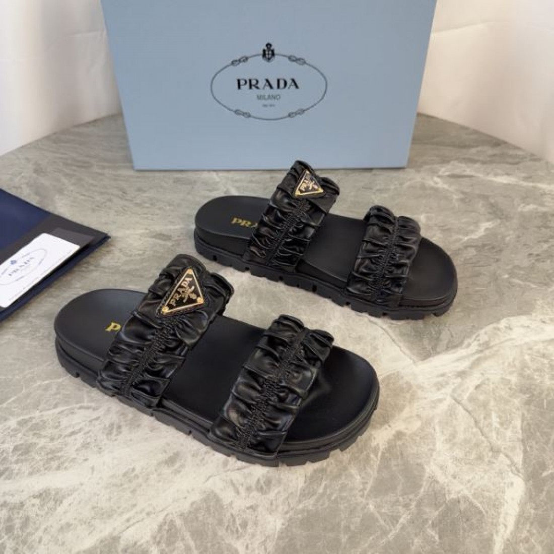 トライアングルロゴ ボリュームデザイン 上質な存在感 PRADA プラダ コピー ギャザーストラップサンダル