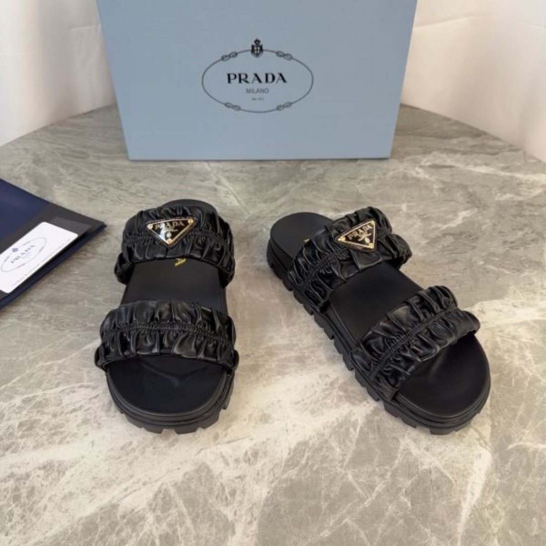 トライアングルロゴ ボリュームデザイン 上質な存在感 PRADA プラダ コピー ギャザーストラップサンダル
