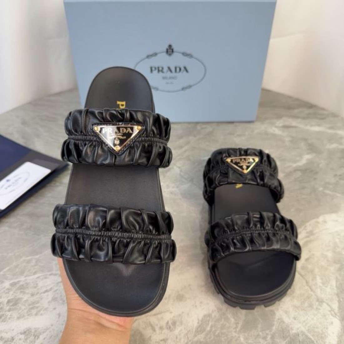 トライアングルロゴ ボリュームデザイン 上質な存在感 PRADA プラダ コピー ギャザーストラップサンダル