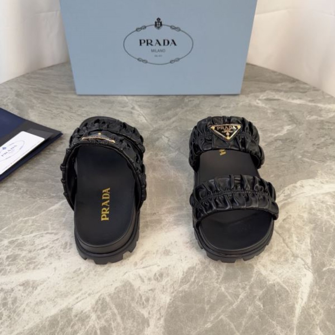トライアングルロゴ ボリュームデザイン 上質な存在感 PRADA プラダ コピー ギャザーストラップサンダル