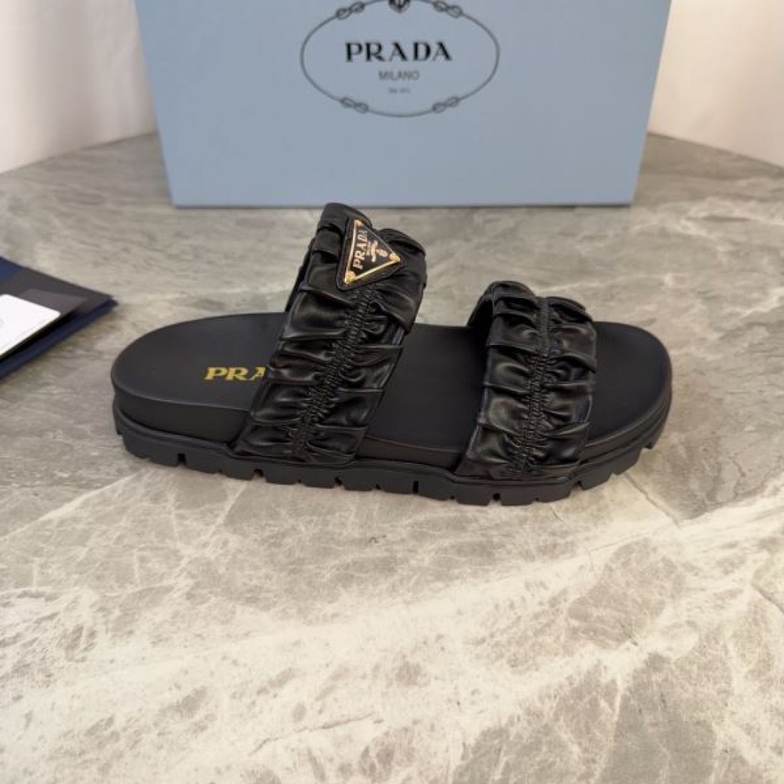 トライアングルロゴ ボリュームデザイン 上質な存在感 PRADA プラダ コピー ギャザーストラップサンダル