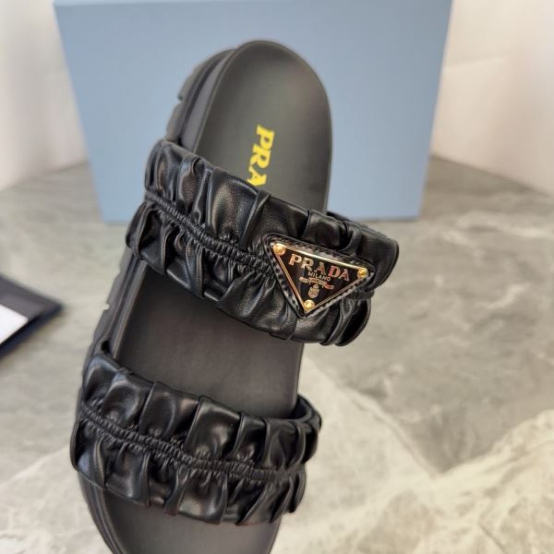 トライアングルロゴ ボリュームデザイン 上質な存在感 PRADA プラダ コピー ギャザーストラップサンダル