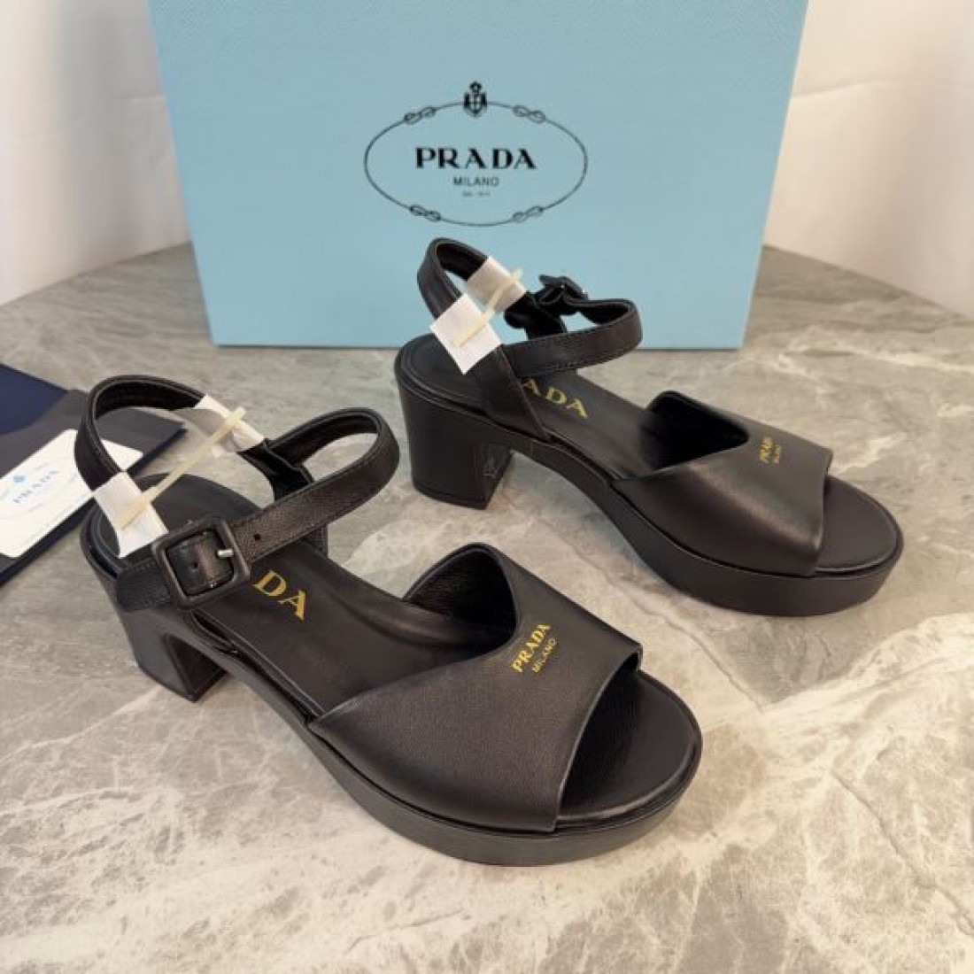 シンプルレザー 洗練シルエット 上質な一足 PRADA プラダ コピー アンクルストラップサンダル
