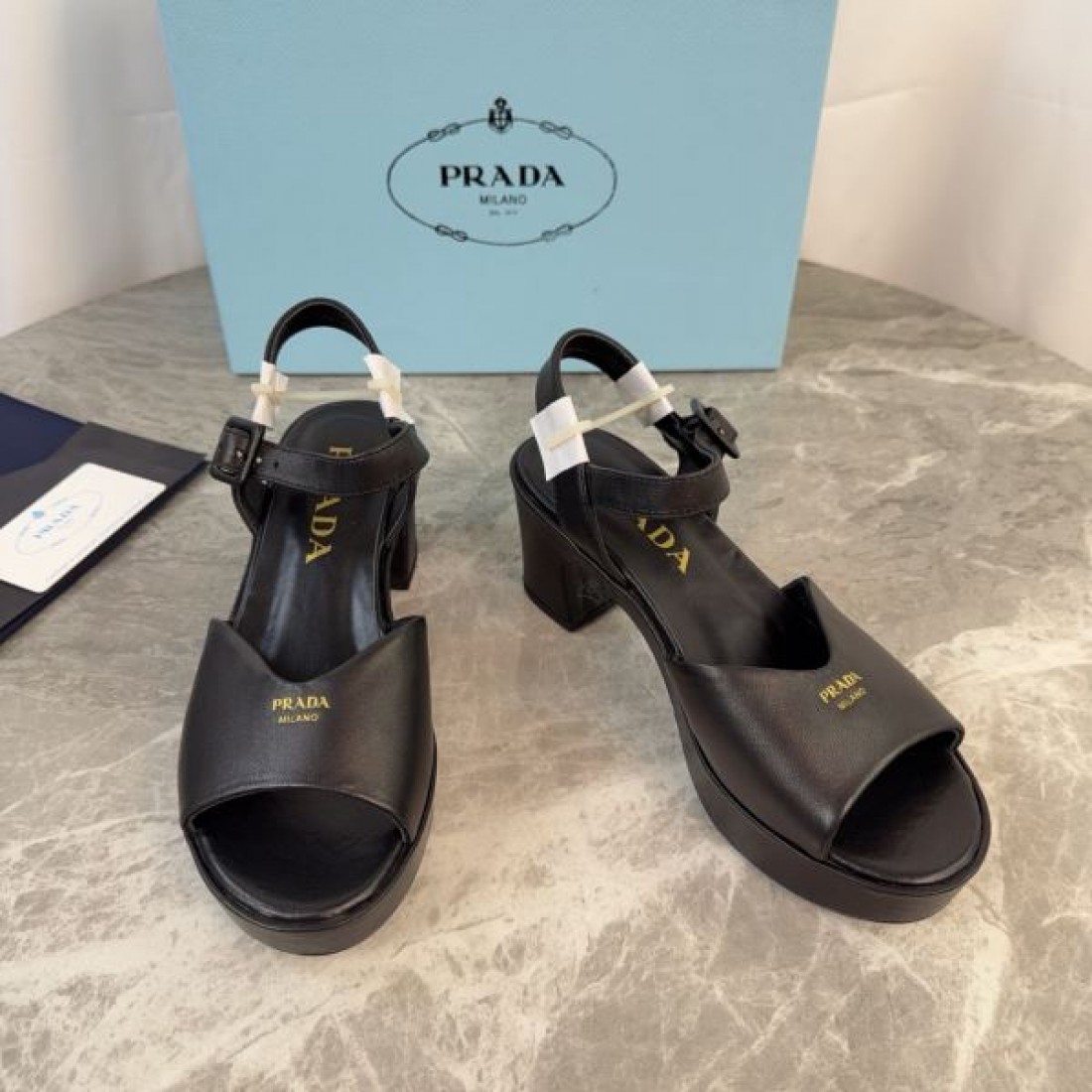 シンプルレザー 洗練シルエット 上質な一足 PRADA プラダ コピー アンクルストラップサンダル