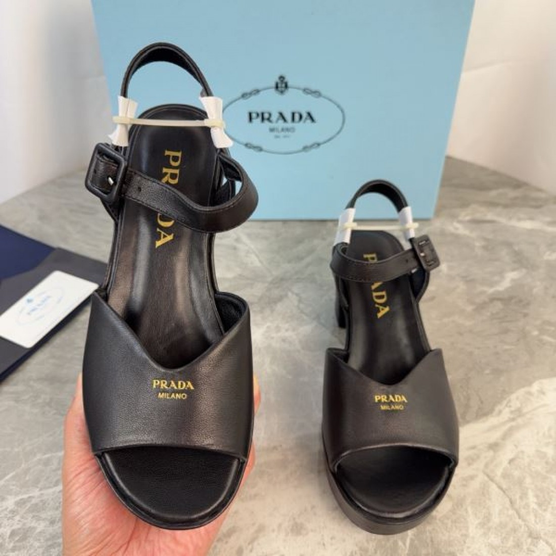 シンプルレザー 洗練シルエット 上質な一足 PRADA プラダ コピー アンクルストラップサンダル