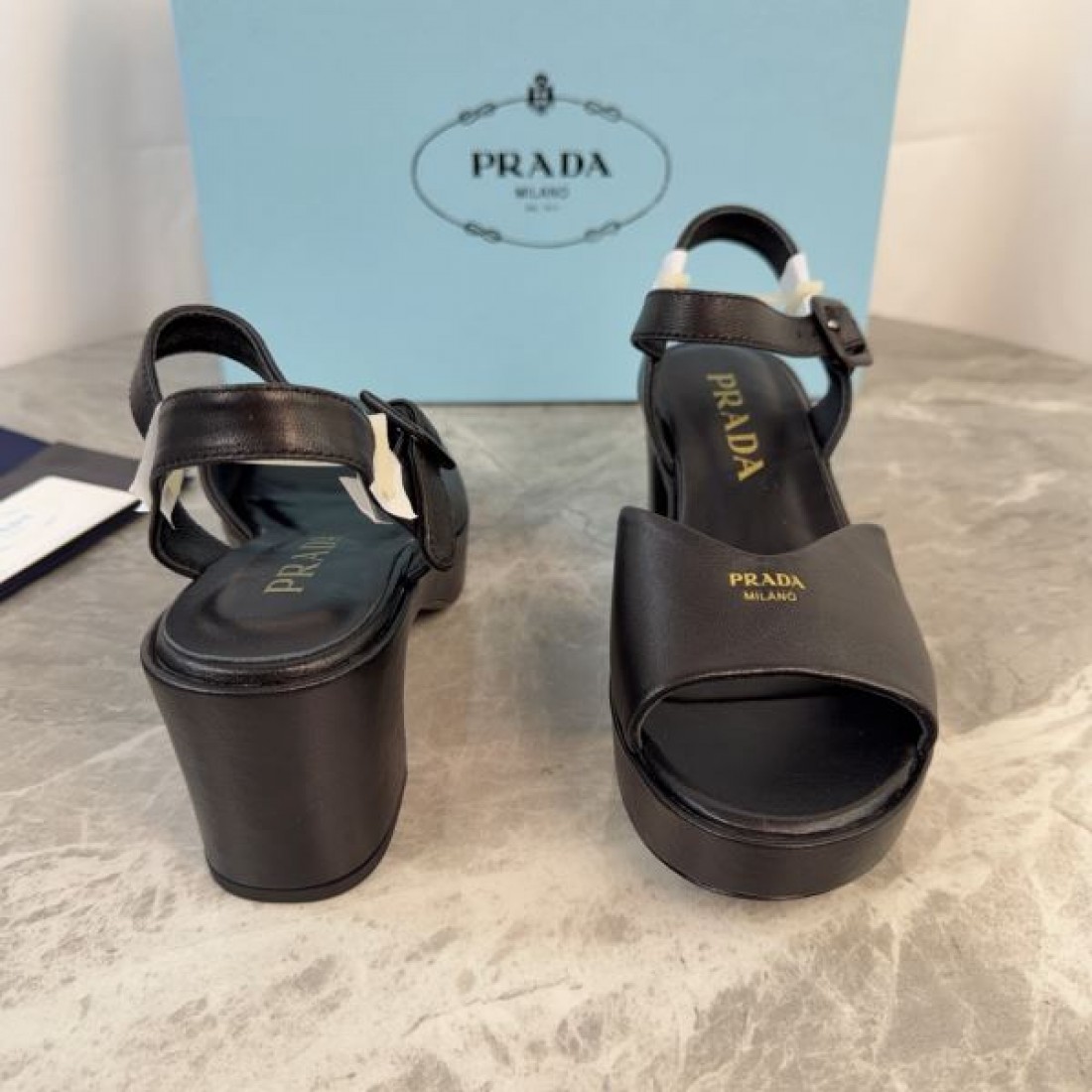 シンプルレザー 洗練シルエット 上質な一足 PRADA プラダ コピー アンクルストラップサンダル