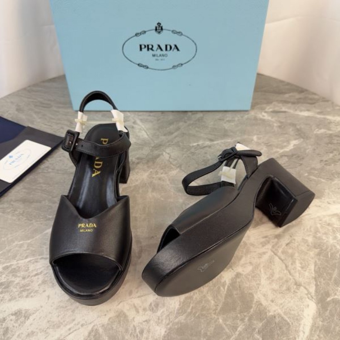 シンプルレザー 洗練シルエット 上質な一足 PRADA プラダ コピー アンクルストラップサンダル