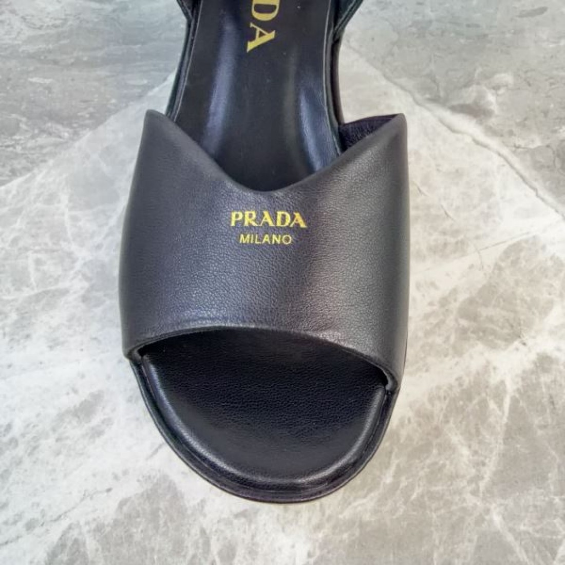 シンプルレザー 洗練シルエット 上質な一足 PRADA プラダ コピー アンクルストラップサンダル