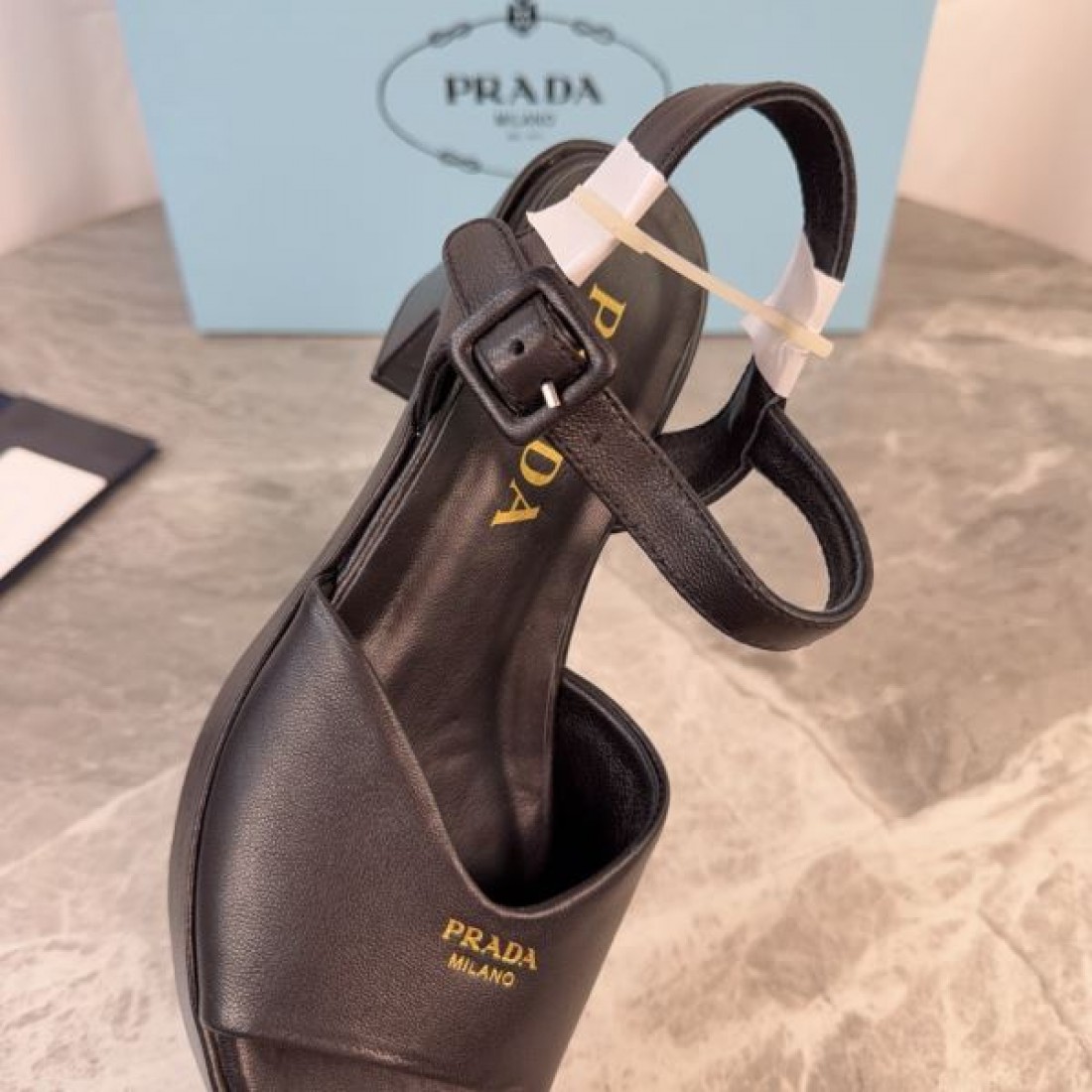 シンプルレザー 洗練シルエット 上質な一足 PRADA プラダ コピー アンクルストラップサンダル