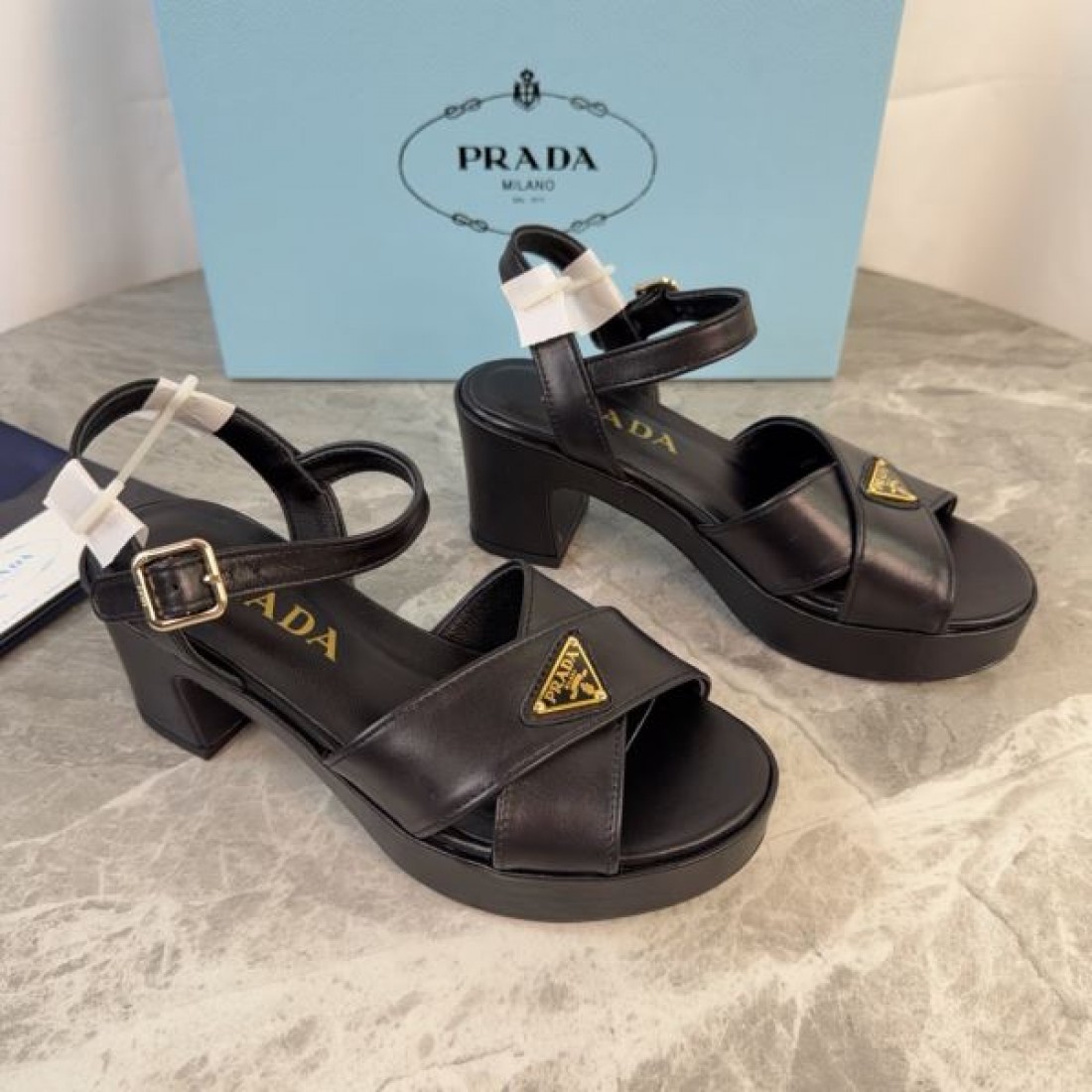 クロスデザイン トライアングルロゴ エレガントスタイル PRADA プラダ コピー アンクルストラップサンダル