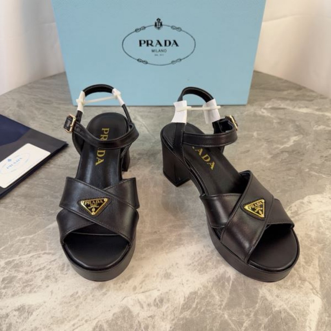 クロスデザイン トライアングルロゴ エレガントスタイル PRADA プラダ コピー アンクルストラップサンダル