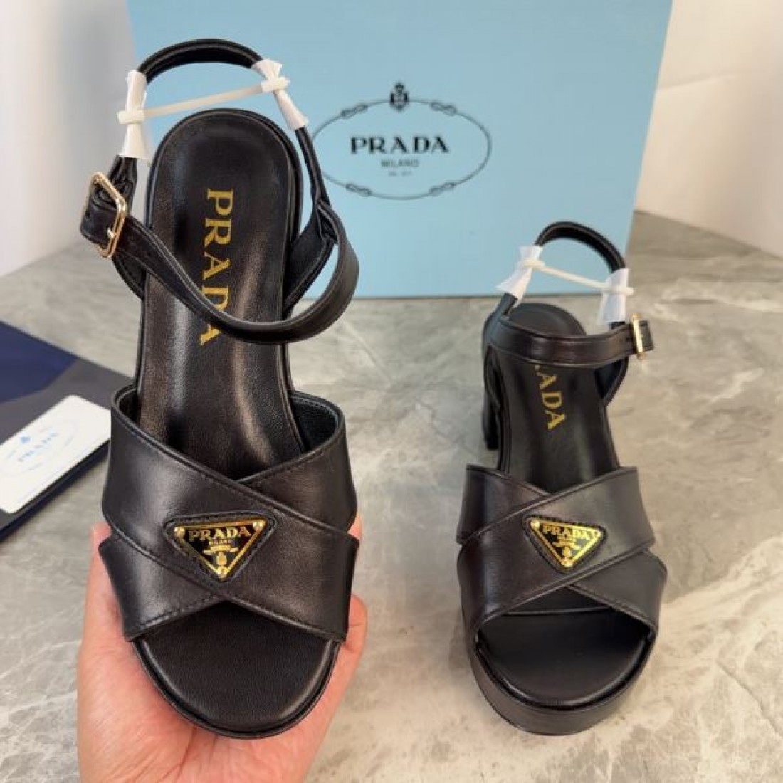 クロスデザイン トライアングルロゴ エレガントスタイル PRADA プラダ コピー アンクルストラップサンダル