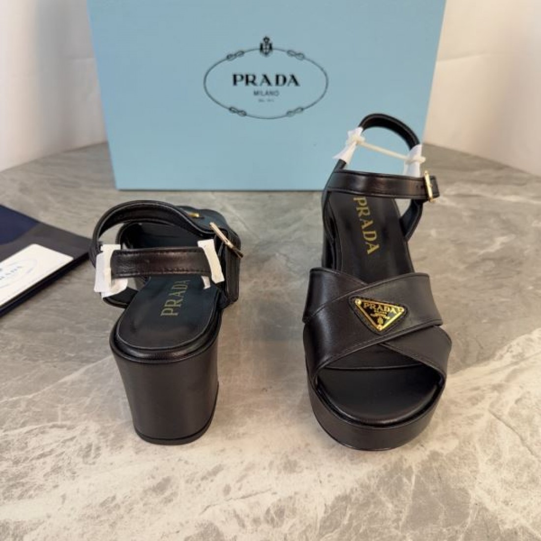 クロスデザイン トライアングルロゴ エレガントスタイル PRADA プラダ コピー アンクルストラップサンダル