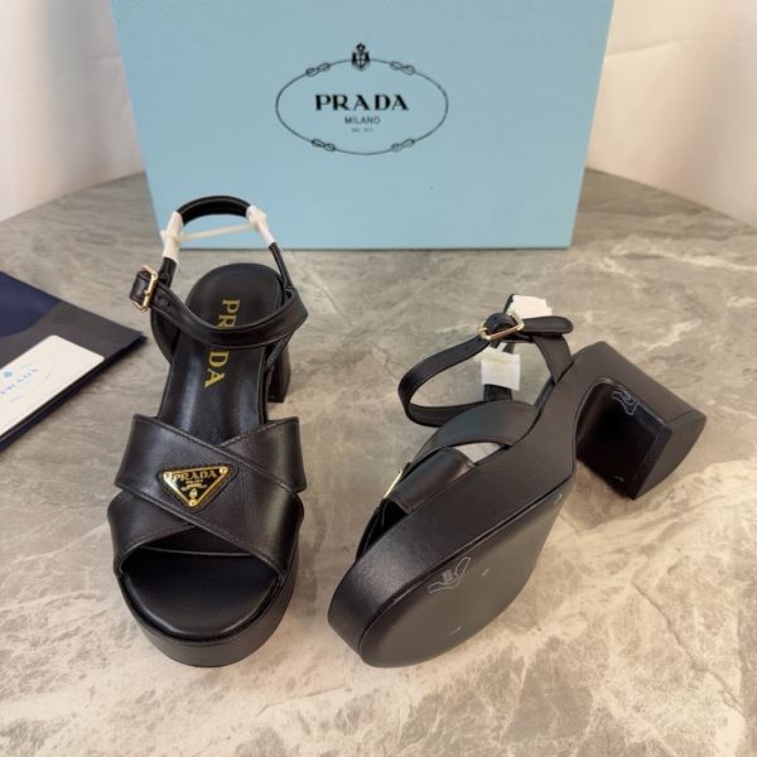 クロスデザイン トライアングルロゴ エレガントスタイル PRADA プラダ コピー アンクルストラップサンダル