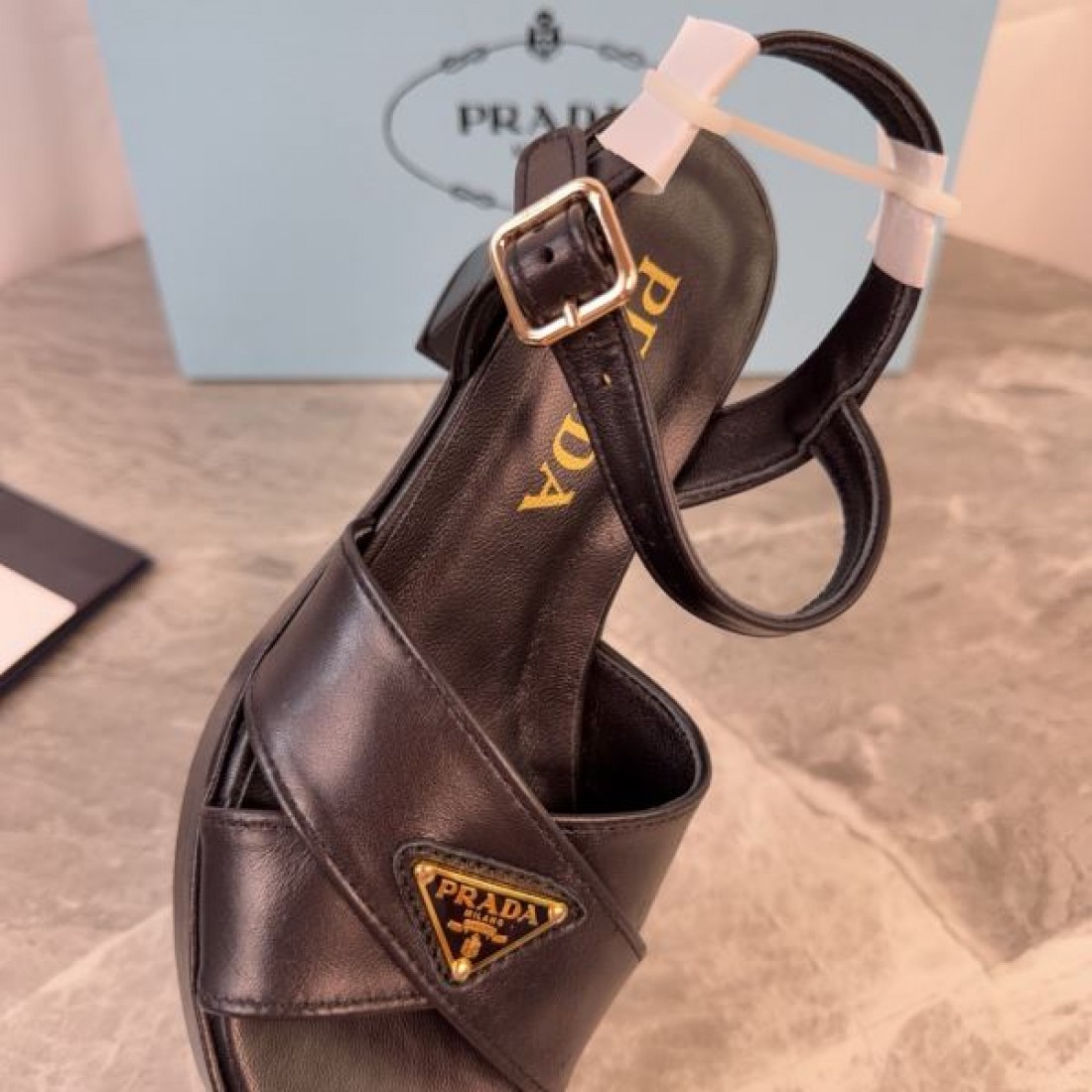 クロスデザイン トライアングルロゴ エレガントスタイル PRADA プラダ コピー アンクルストラップサンダル