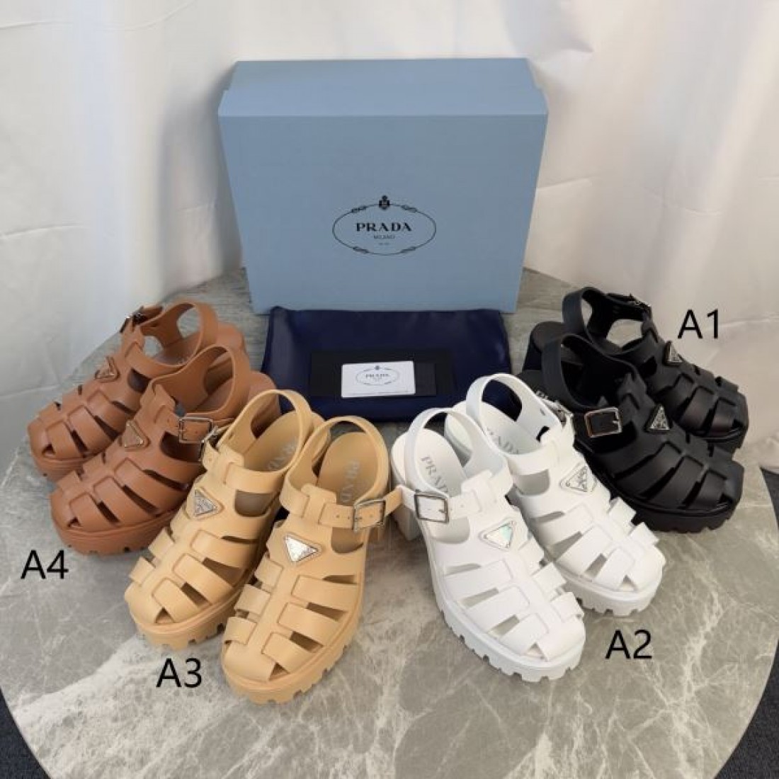 トライアングルロゴ バックストラップ 軽量デザイン PRADA プラダ コピー ラバーグルカサンダル