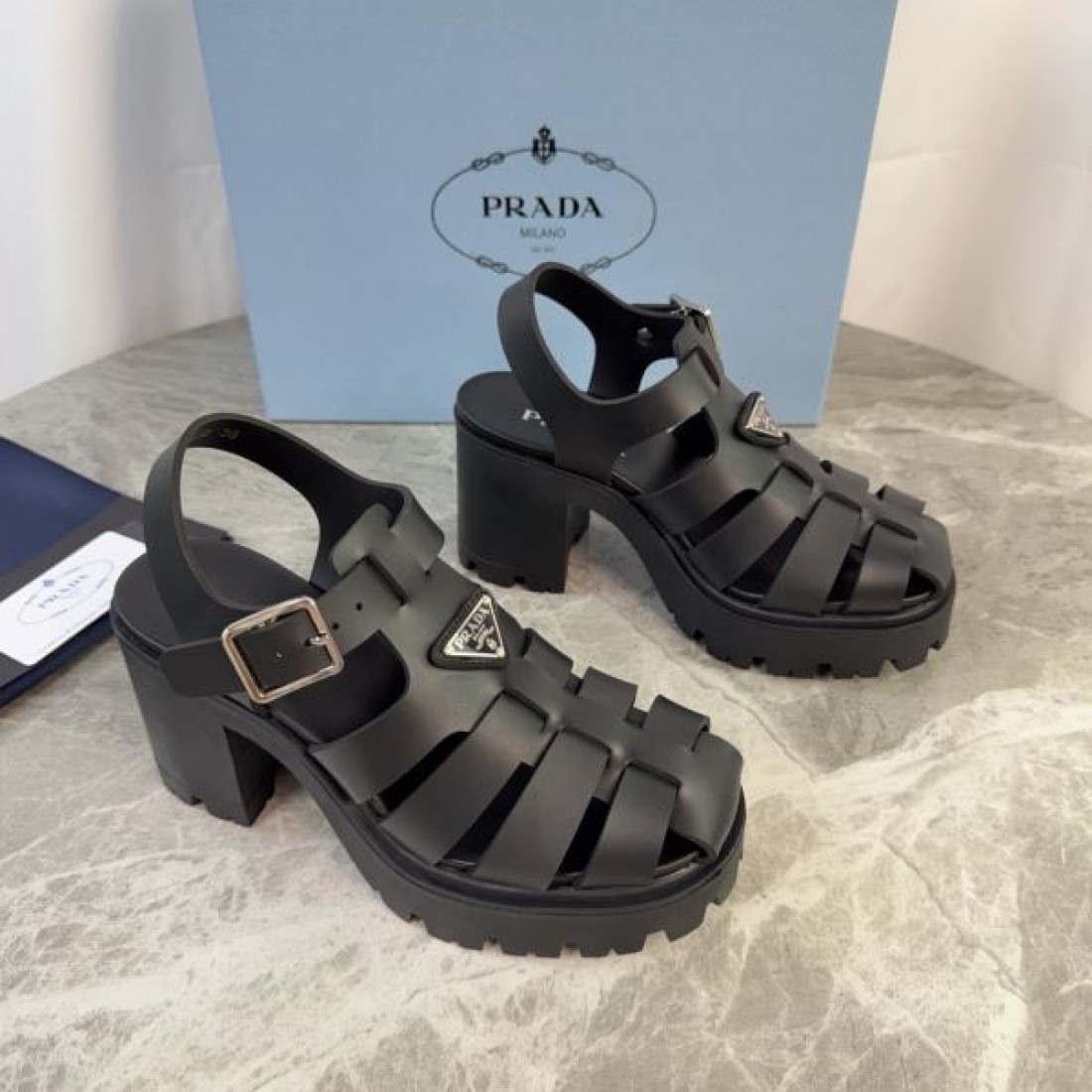 トライアングルロゴ バックストラップ 軽量デザイン PRADA プラダ コピー ラバーグルカサンダル
