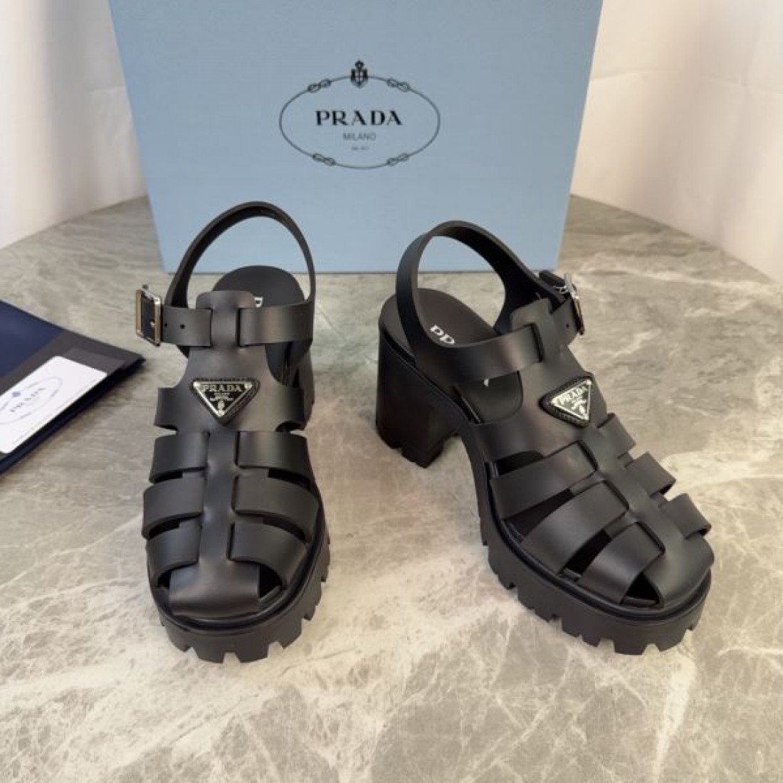 トライアングルロゴ バックストラップ 軽量デザイン PRADA プラダ コピー ラバーグルカサンダル