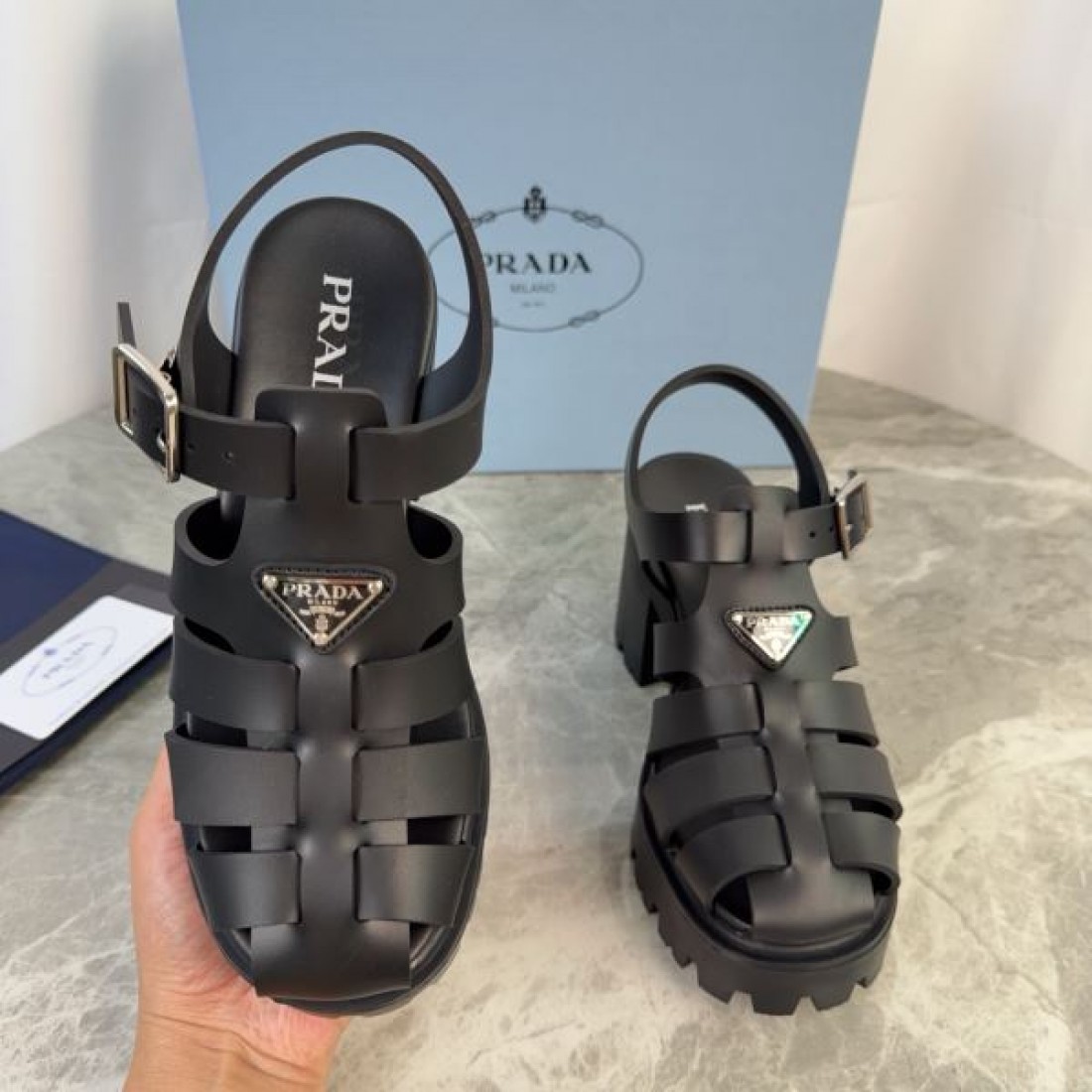 トライアングルロゴ バックストラップ 軽量デザイン PRADA プラダ コピー ラバーグルカサンダル