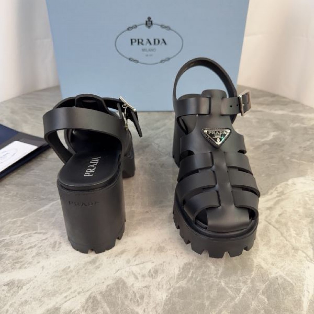 トライアングルロゴ バックストラップ 軽量デザイン PRADA プラダ コピー ラバーグルカサンダル