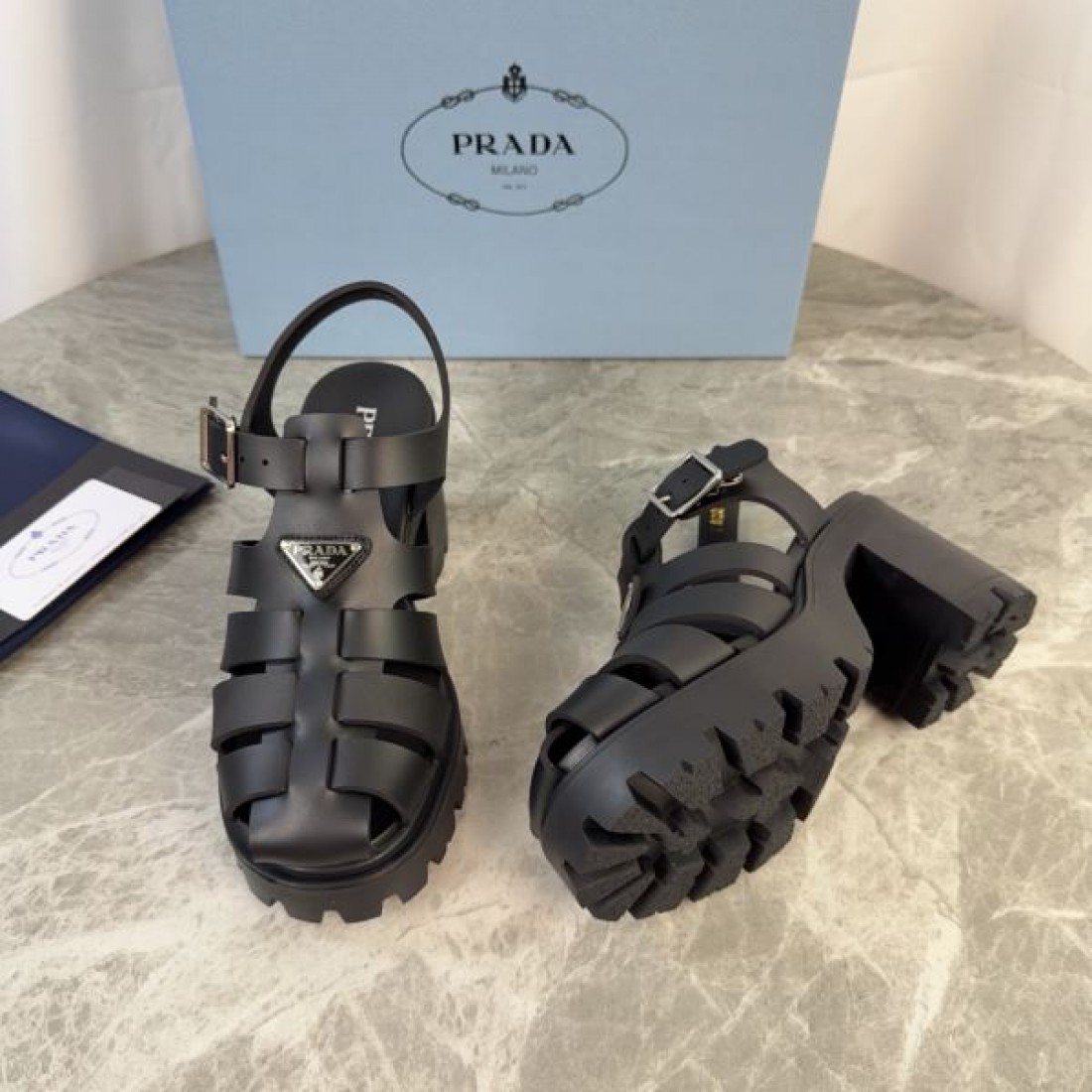 トライアングルロゴ バックストラップ 軽量デザイン PRADA プラダ コピー ラバーグルカサンダル