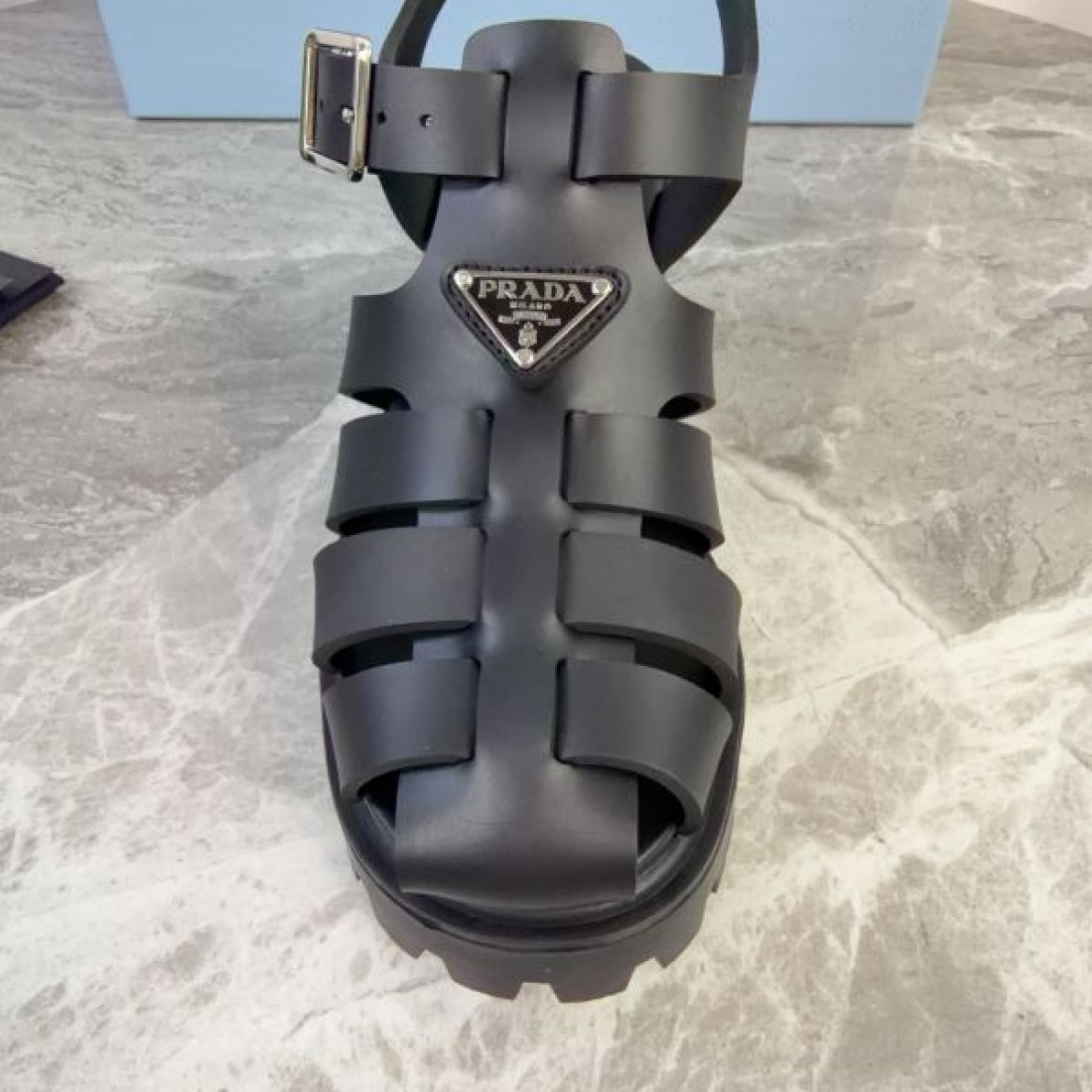 トライアングルロゴ バックストラップ 軽量デザイン PRADA プラダ コピー ラバーグルカサンダル