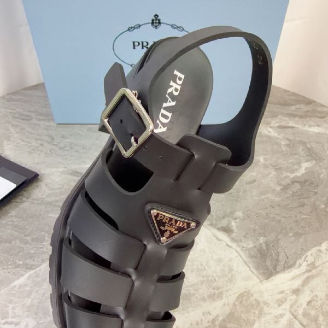 トライアングルロゴ バックストラップ 軽量デザイン PRADA プラダ コピー ラバーグルカサンダル