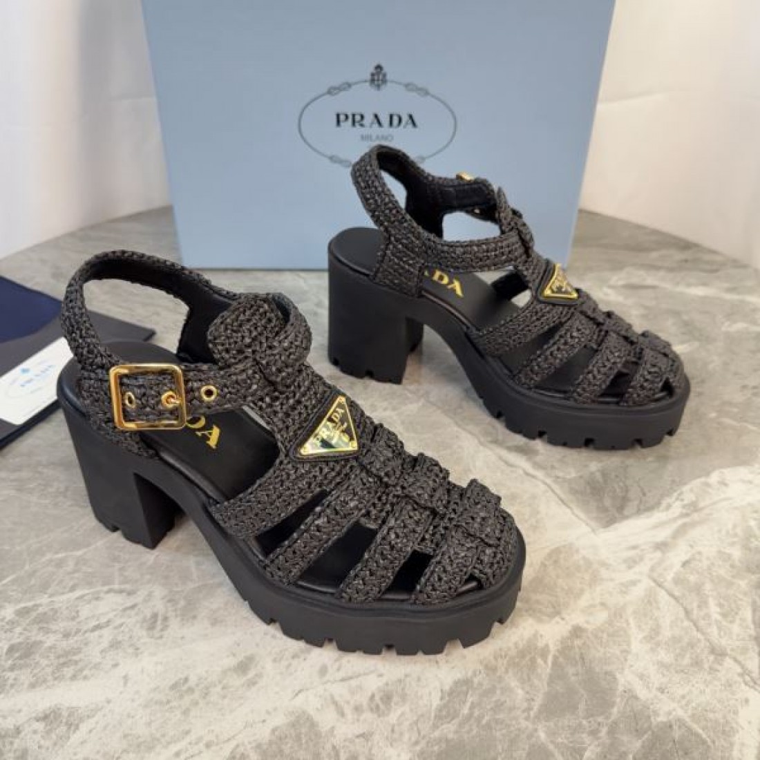 ボリュームソール 洗練フォルム シーズン人気 PRADA プラダ コピー バックルストラップモデル