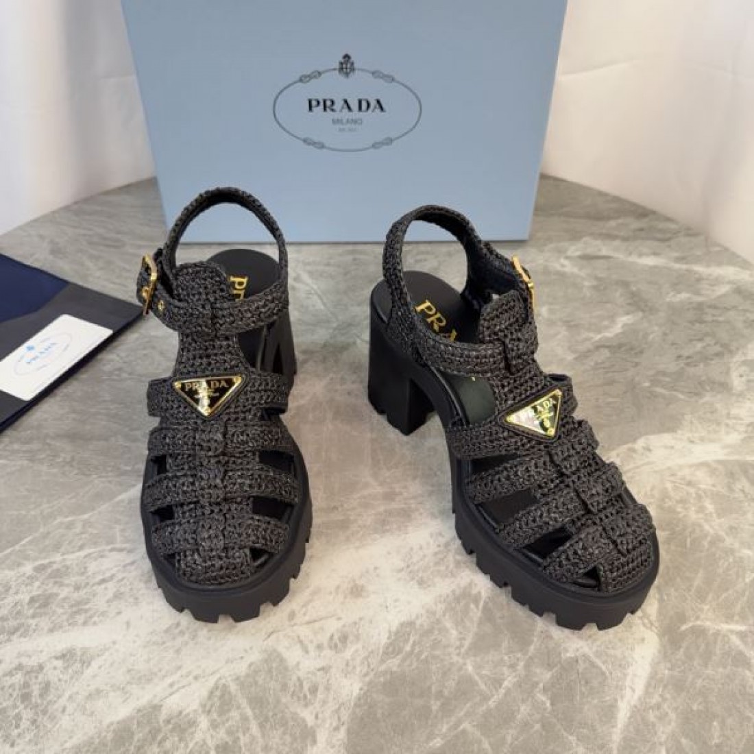 ボリュームソール 洗練フォルム シーズン人気 PRADA プラダ コピー バックルストラップモデル