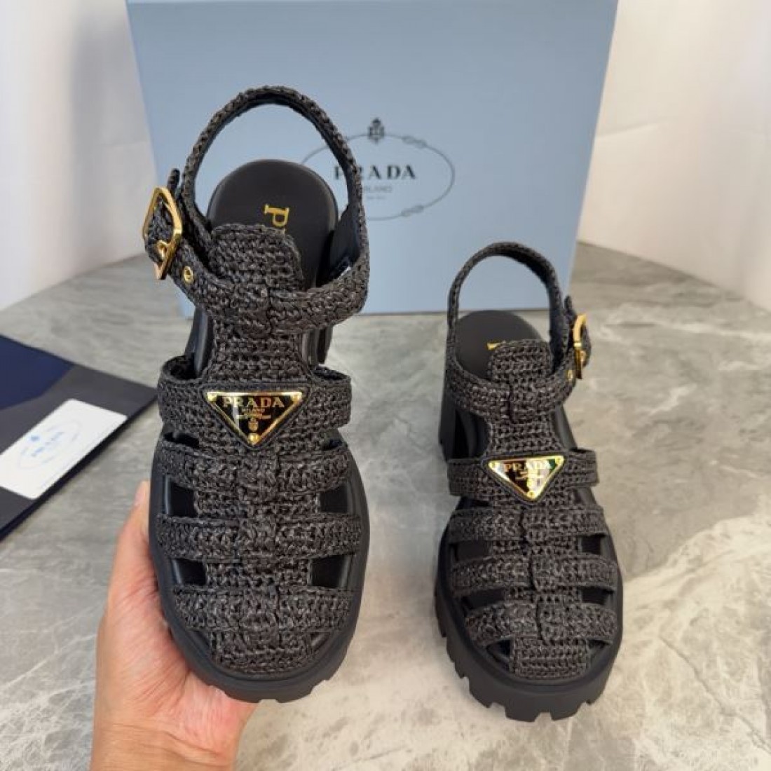 ボリュームソール 洗練フォルム シーズン人気 PRADA プラダ コピー バックルストラップモデル