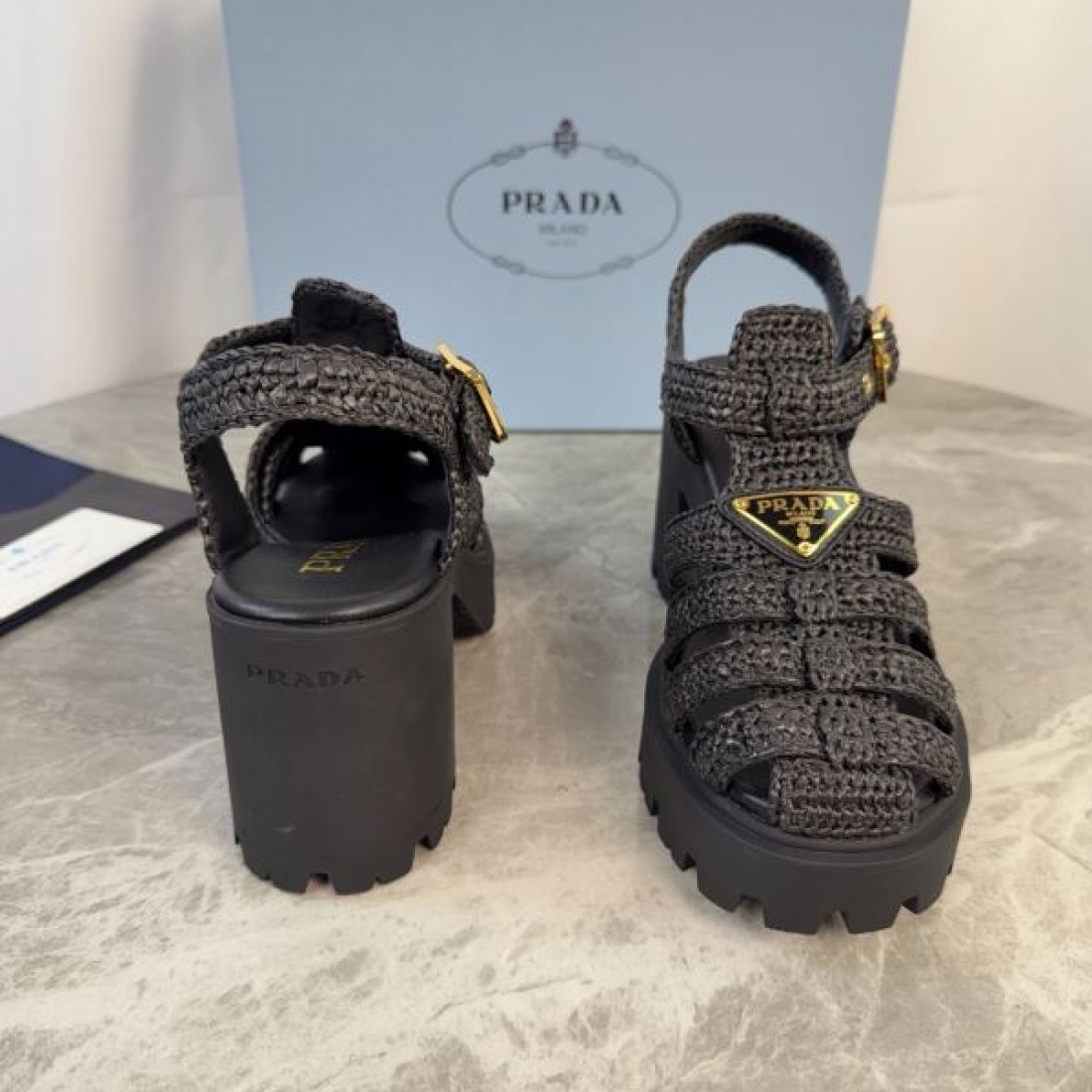 ボリュームソール 洗練フォルム シーズン人気 PRADA プラダ コピー バックルストラップモデル