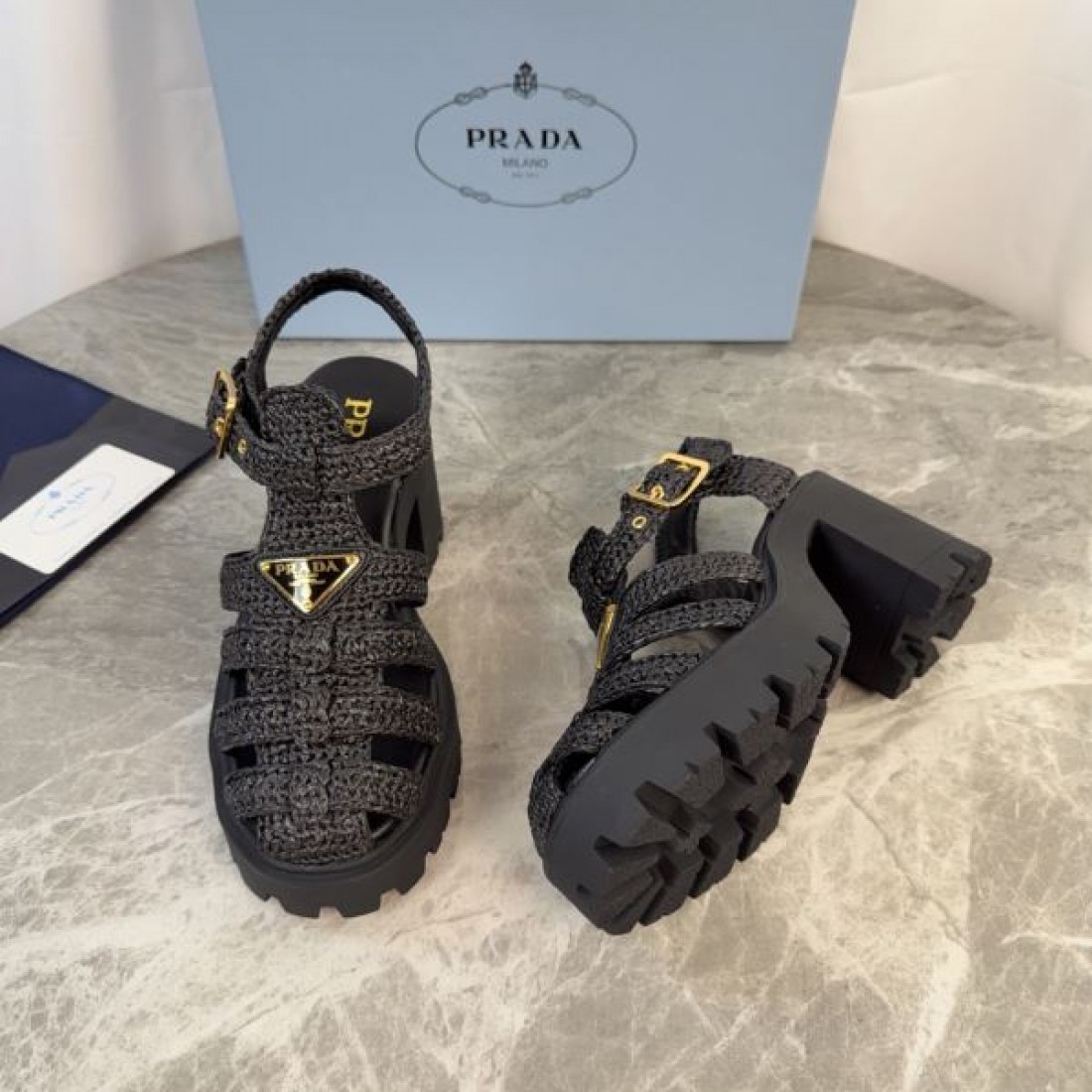 ボリュームソール 洗練フォルム シーズン人気 PRADA プラダ コピー バックルストラップモデル