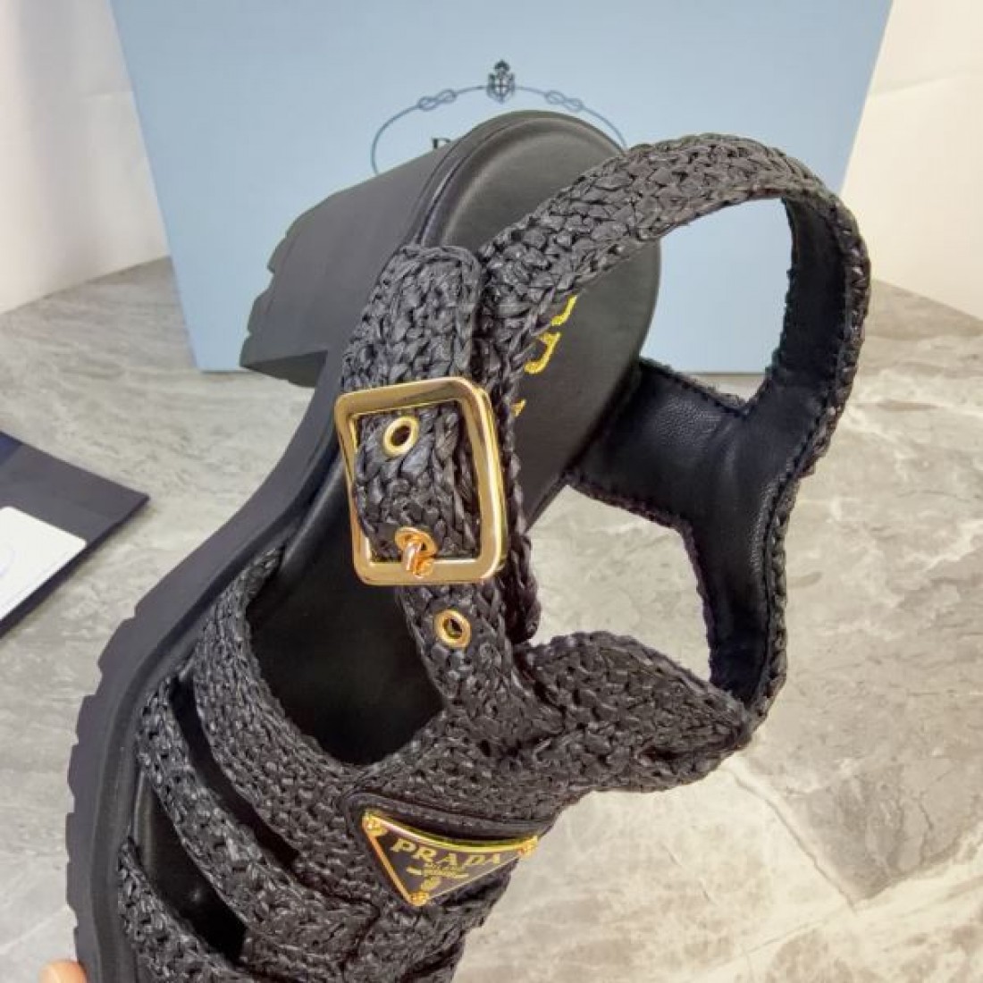 ボリュームソール 洗練フォルム シーズン人気 PRADA プラダ コピー バックルストラップモデル