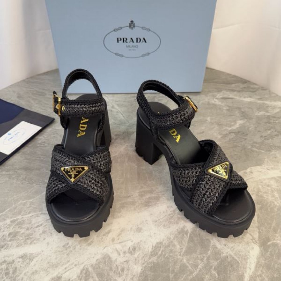 ラフィア調デザイン エレガントスタイル 夏映え PRADA プラダ コピー バックストラップサンダル