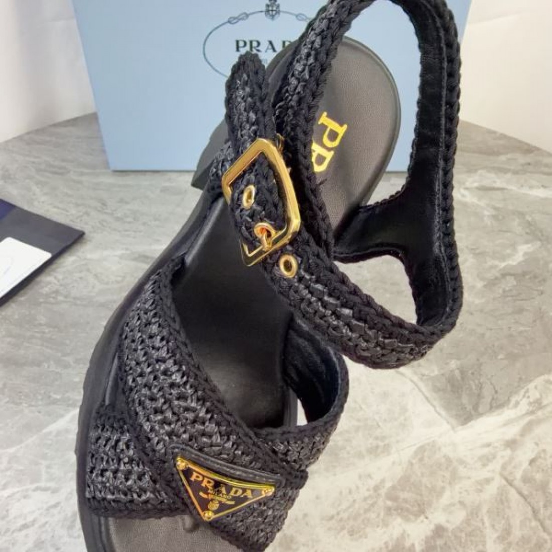 ラフィア調デザイン エレガントスタイル 夏映え PRADA プラダ コピー バックストラップサンダル