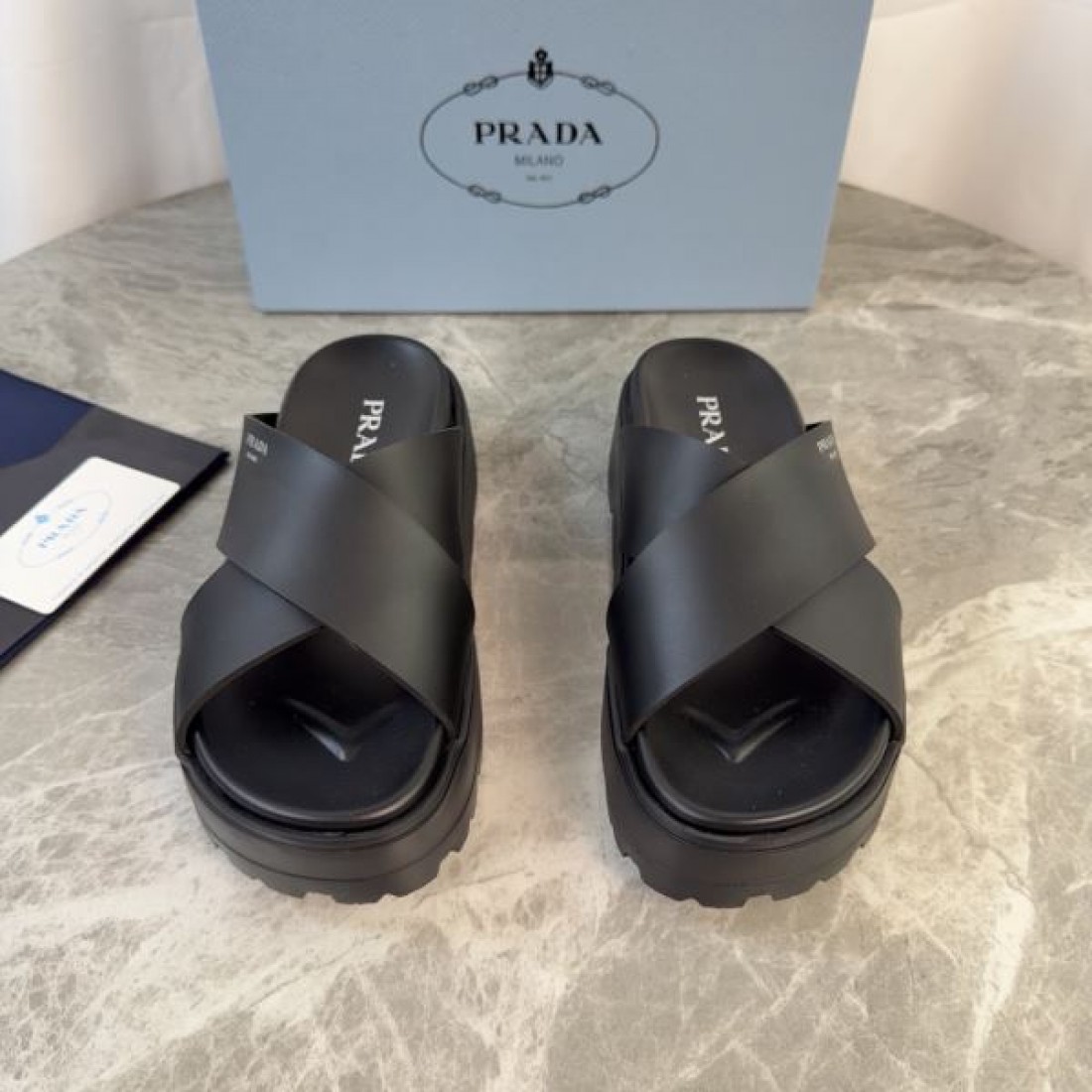 シンプルフォルム 存在感あるシルエット PRADA プラダ コピー プラットフォームスライド