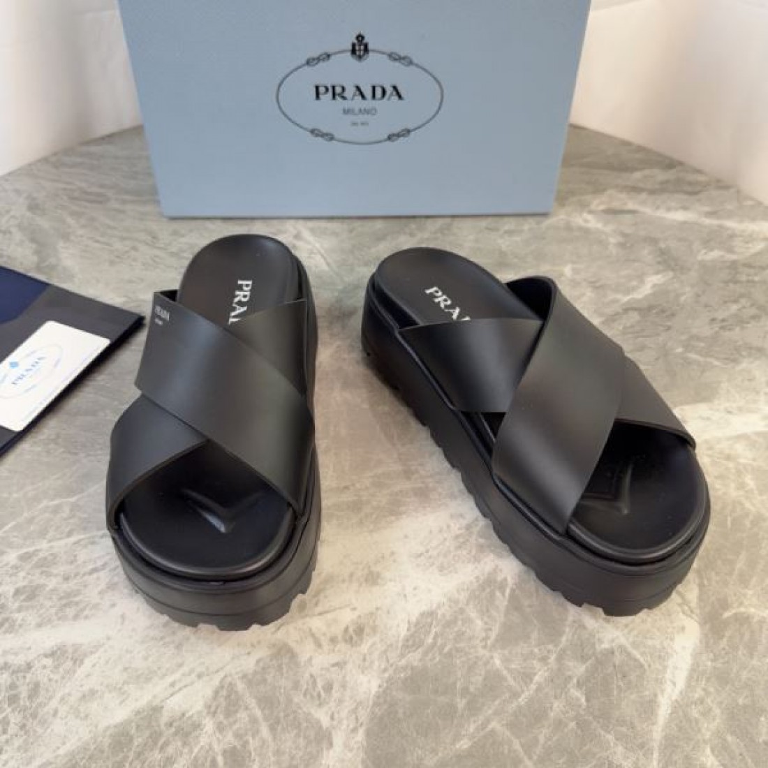 シンプルフォルム 存在感あるシルエット PRADA プラダ コピー プラットフォームスライド
