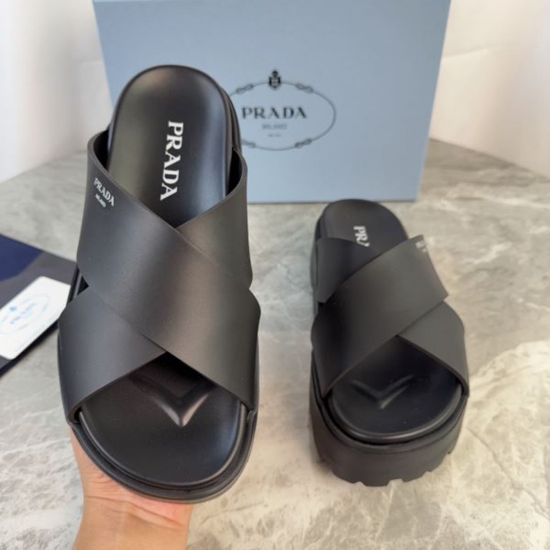 シンプルフォルム 存在感あるシルエット PRADA プラダ コピー プラットフォームスライド
