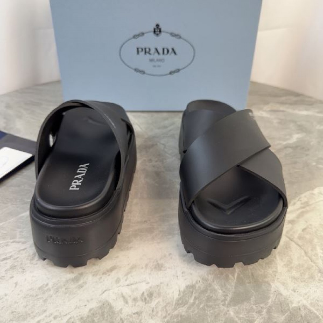 シンプルフォルム 存在感あるシルエット PRADA プラダ コピー プラットフォームスライド