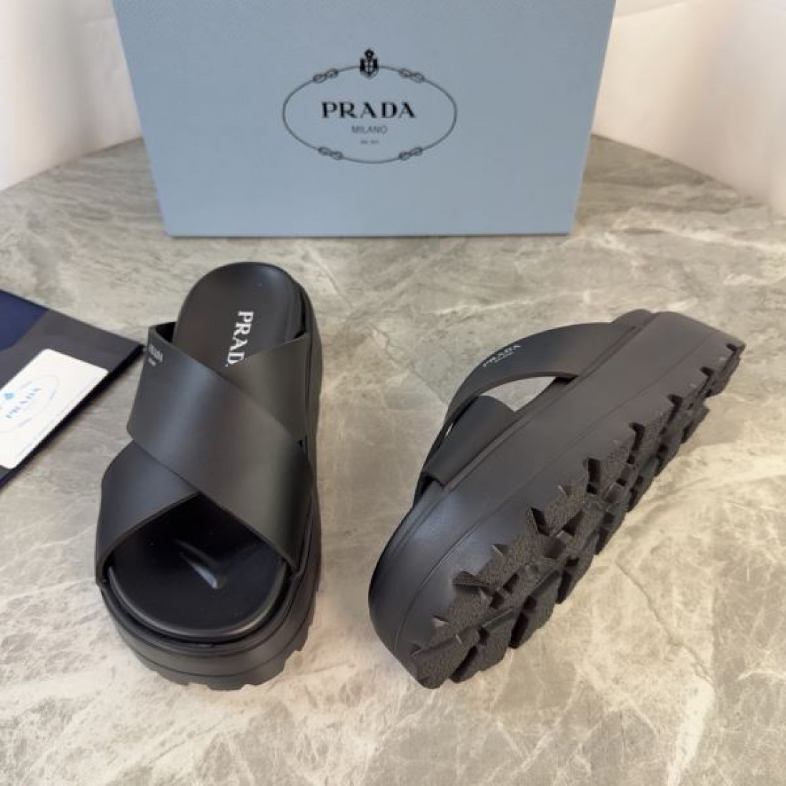シンプルフォルム 存在感あるシルエット PRADA プラダ コピー プラットフォームスライド