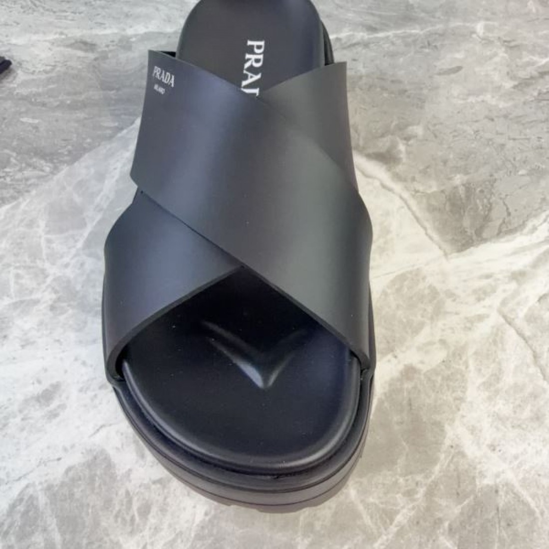 シンプルフォルム 存在感あるシルエット PRADA プラダ コピー プラットフォームスライド