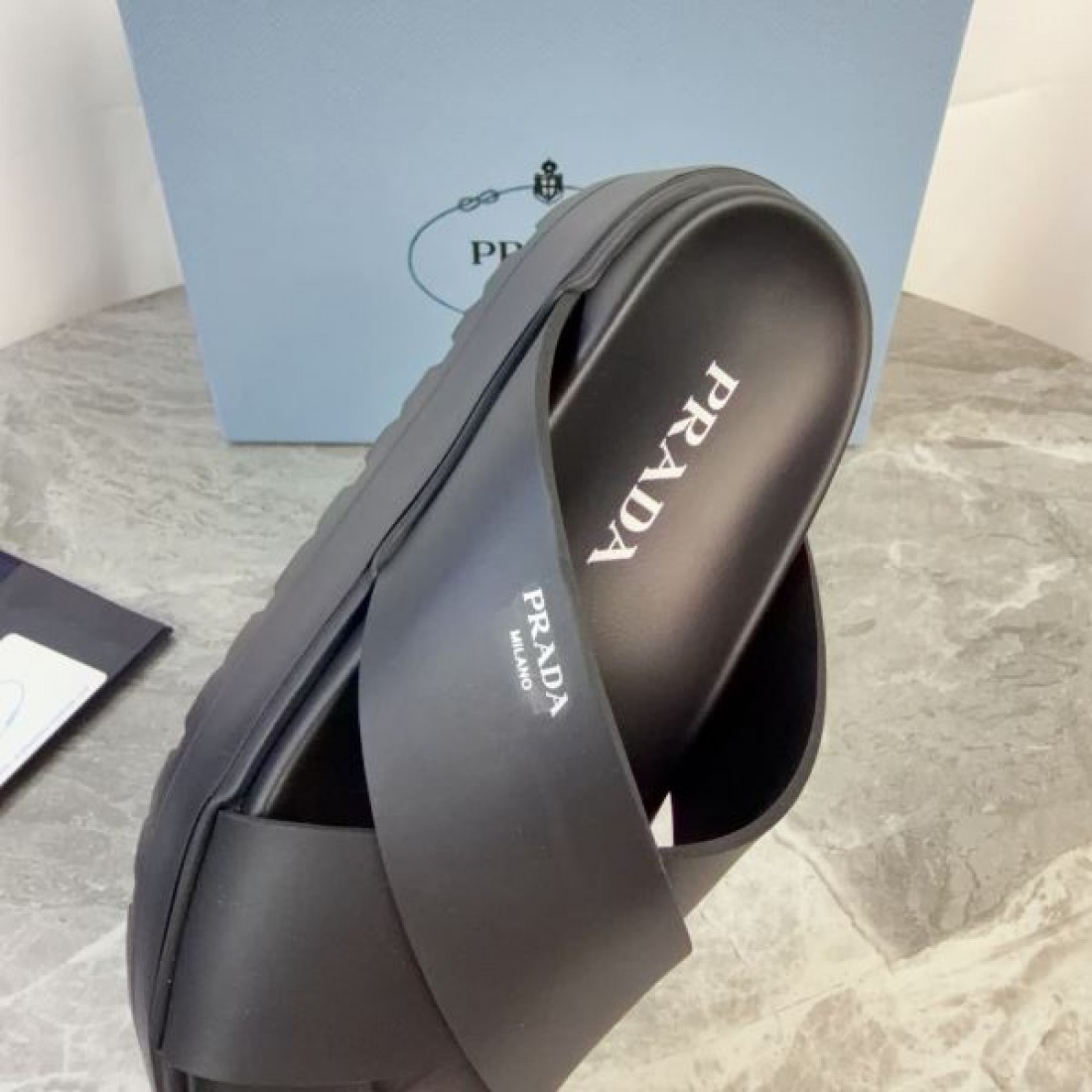 シンプルフォルム 存在感あるシルエット PRADA プラダ コピー プラットフォームスライド
