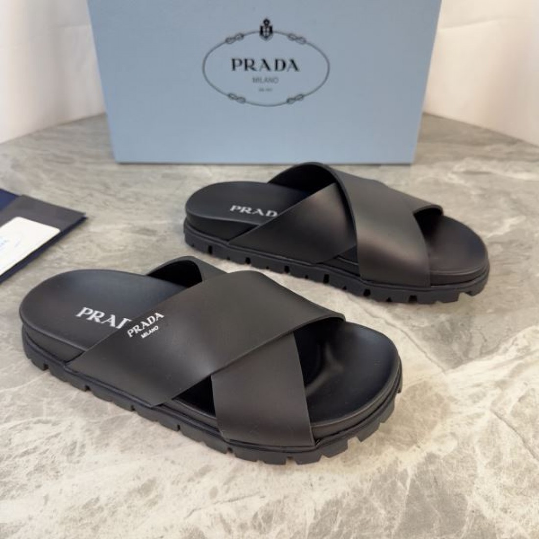 ワイドストラップ アーバンテイスト 高見え PRADA プラダ コピー フラットサンダル デイリーユース