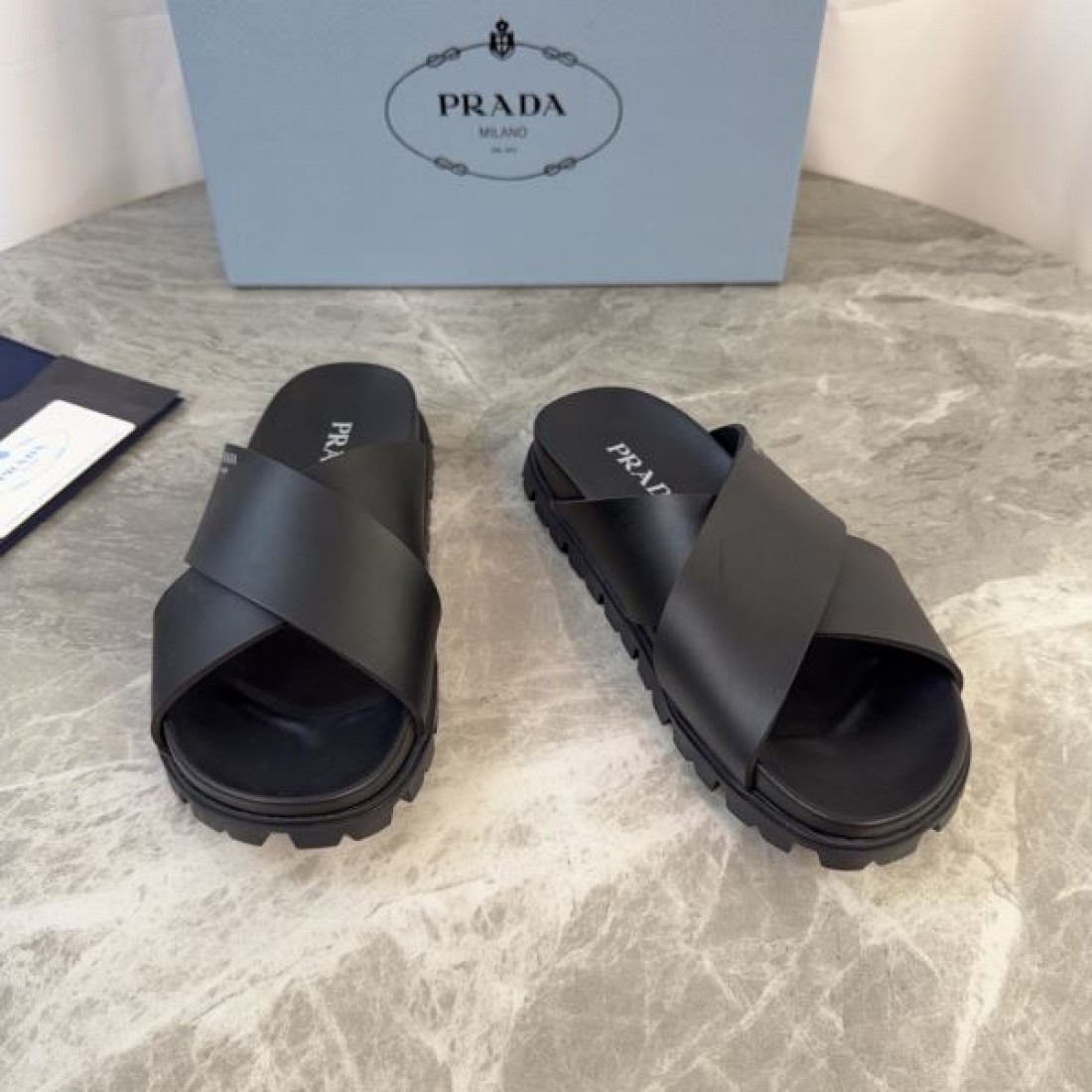ワイドストラップ アーバンテイスト 高見え PRADA プラダ コピー フラットサンダル デイリーユース