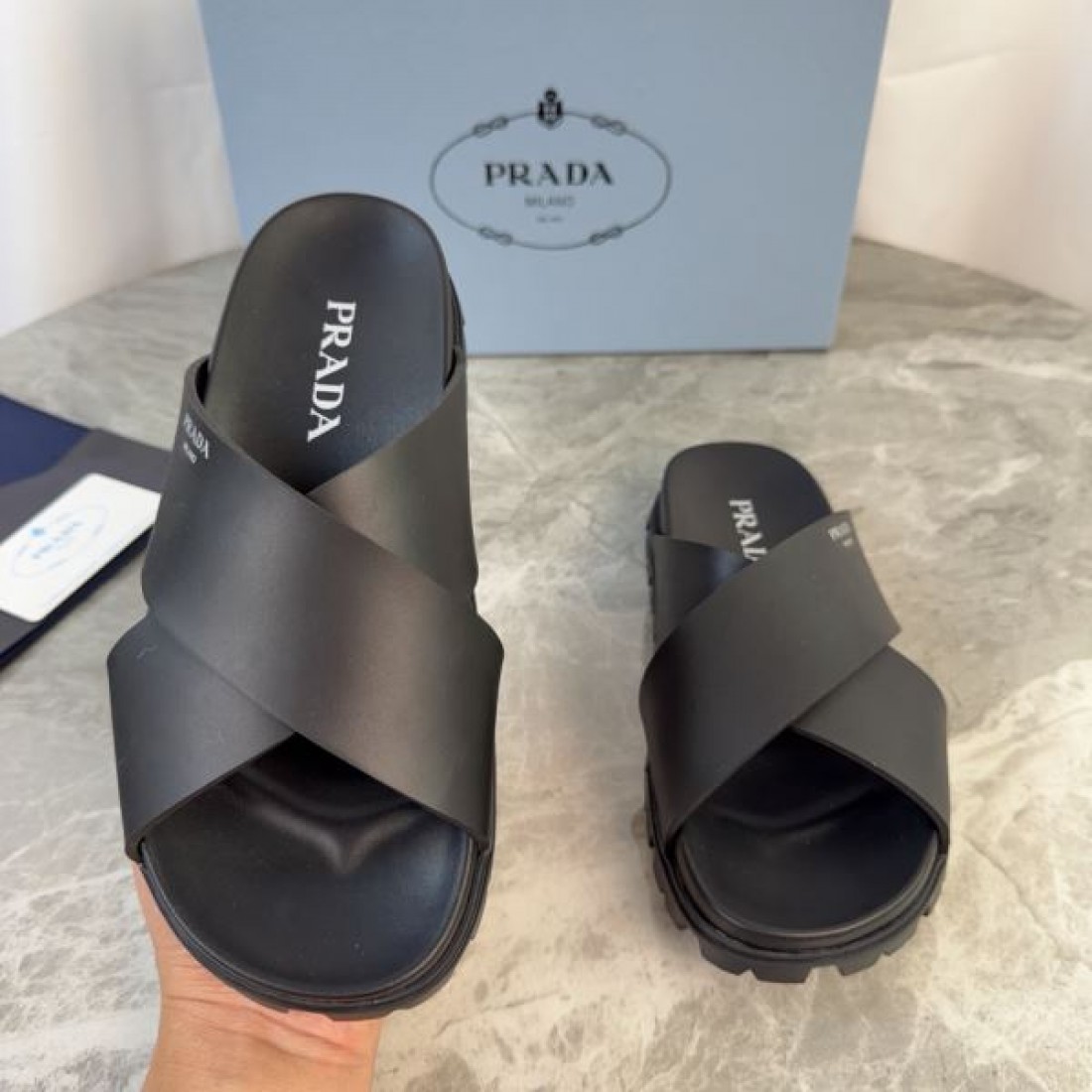 ワイドストラップ アーバンテイスト 高見え PRADA プラダ コピー フラットサンダル デイリーユース