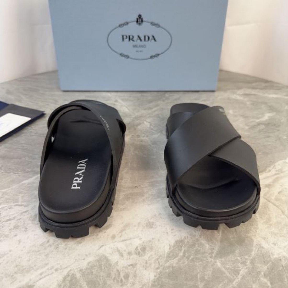 ワイドストラップ アーバンテイスト 高見え PRADA プラダ コピー フラットサンダル デイリーユース